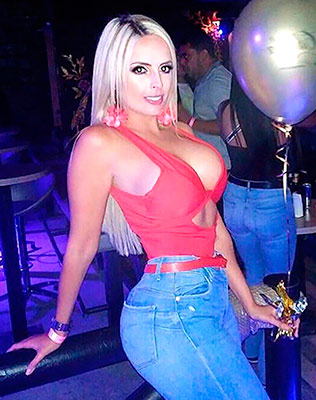 Beautiful wife Laura from Medellin (Colombia), 38 yo, hair color black