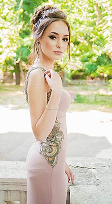 Confident bride Anastasiya from Odessa (Ukraine), 23 yo, hair color chestnut
