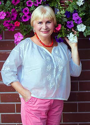 Neat lady Evgeniya from Kiev (Ukraine), 76 yo, hair color blonde