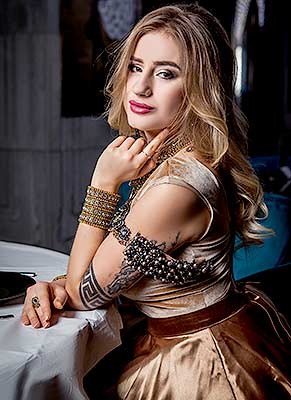 Cheerful girl Karina from Kiev (Ukraine), 26 yo, hair color light brown