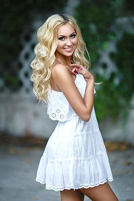 Inquisitive woman Anna from Zaporozhye (Ukraine), 32 yo, hair color blonde