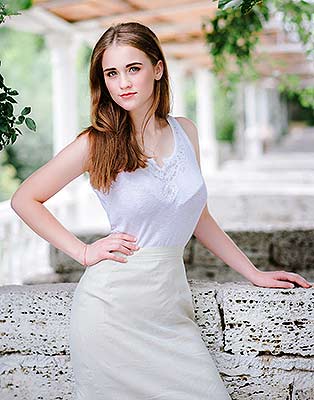 Young lady Ruslana from Nikolaev (Ukraine), 24 yo, hair color light brown