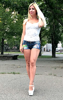 Impulsive lady Yuliya from Nikolaev (Ukraine), 33 yo, hair color brunette