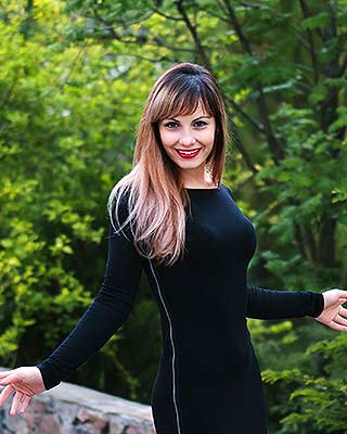 Energetic lady Mariya from Kiev (Ukraine), 35 yo, hair color brunette