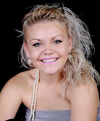 Cheerful bride Alena from Alchevsk (Ukraine), 32 yo, hair color blonde