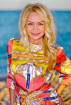 Active bride Anna from Kiev (Ukraine), 45 yo, hair color blonde