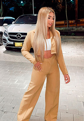 Creative lady Lina from Medellin (Colombia), 24 yo, hair color blonde