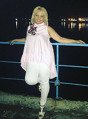 Merry lady Manush from Erevan (Armenia), 44 yo, hair color peroxide blonde