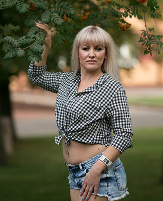 Social lady Elena from Krivoy Rog (Ukraine), 46 yo, hair color peroxide blonde