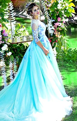 Energetic girl Viktoriya from Lugansk (Ukraine), 26 yo, hair color blonde