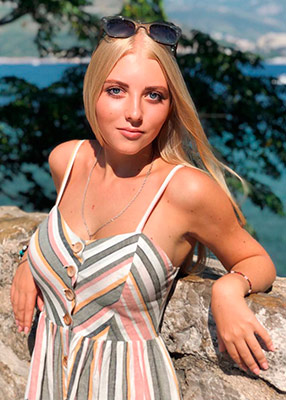 Serious lady Eva from Kiev (Ukraine), 21 yo, hair color blonde