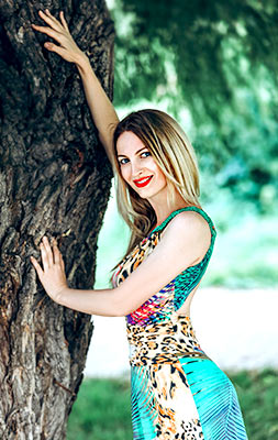 Feminine lady Ol'ga from Kiev (Ukraine), 45 yo, hair color dark brown
