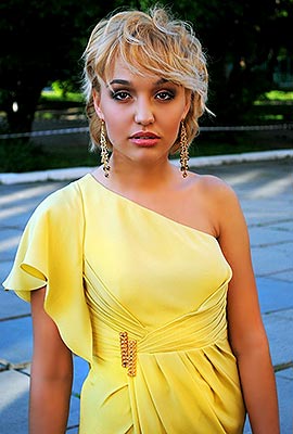 Cheerful bride Aleksandra from Kiev (Ukraine), 29 yo, hair color brown