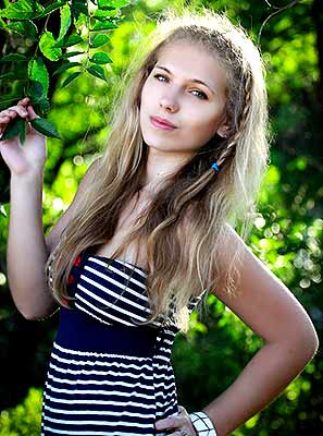 Communicative bride Alina from Kiev (Ukraine), 26 yo, hair color blonde