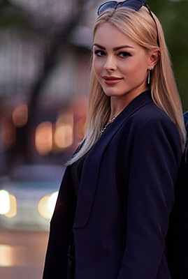 Attentive woman Marina from Odessa (Ukraine), 35 yo, hair color blonde