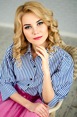 Leader girl Veronika from Donetsk (Ukraine), 29 yo, hair color dark brown