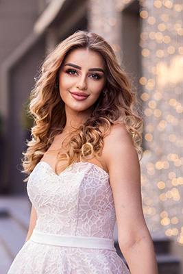 Confident wife Yuliya from Rovno (Ukraine), 22 yo, hair color blonde