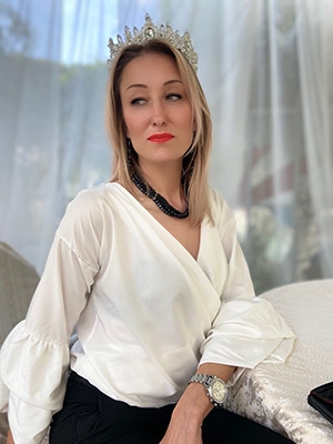 Positive lady Karina from Krasny Luch (Ukraine), 43 yo, hair color brown-haired