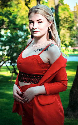 Brunette bride Yuliya from Kharkov (Ukraine), 23 yo, hair color peroxide blonde