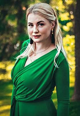 Brunette bride Yuliya from Kharkov (Ukraine), 25 yo, hair color peroxide blonde