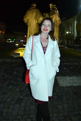 Serious lady Irina from Uzhgorod (Ukraine), 35 yo, hair color brown-haired