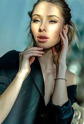 Active lady Anna from Odessa (Ukraine), 28 yo, hair color chestnut