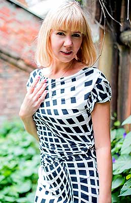 Elegant woman Nina from Poltava (Ukraine), 60 yo, hair color blonde