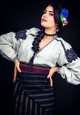Elegant woman Anastasiya from Khmelnitsky (Ukraine), 33 yo, hair color brunette