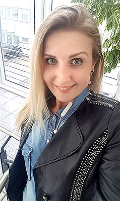 Oldfashioned woman Larisa from Cologne (Germany), 36 yo, hair color light brown