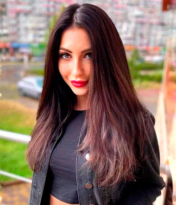 Confident girl Aleksandra from Kiev (Ukraine), 31 yo, hair color brunette