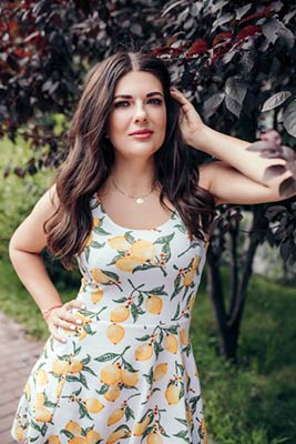 Brunette wife Viktoriya from Zaporozhye (Ukraine), 31 yo, hair color chestnut