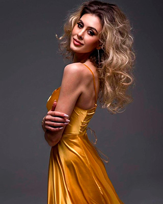 Playful wife Alena from Kiev (Ukraine), 35 yo, hair color blonde