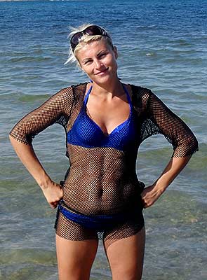 Cheerful lady Tat'yana in bikini from Poltava (Ukraine), 45 yo, hair color blonde
